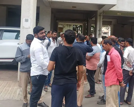 अदानी (खासगी)  कंपनीचे मीटर बसवण्यासाठी महावितरणच्या अधिकाऱ्यांची जबरदस्ती व मनमानी कारभार 