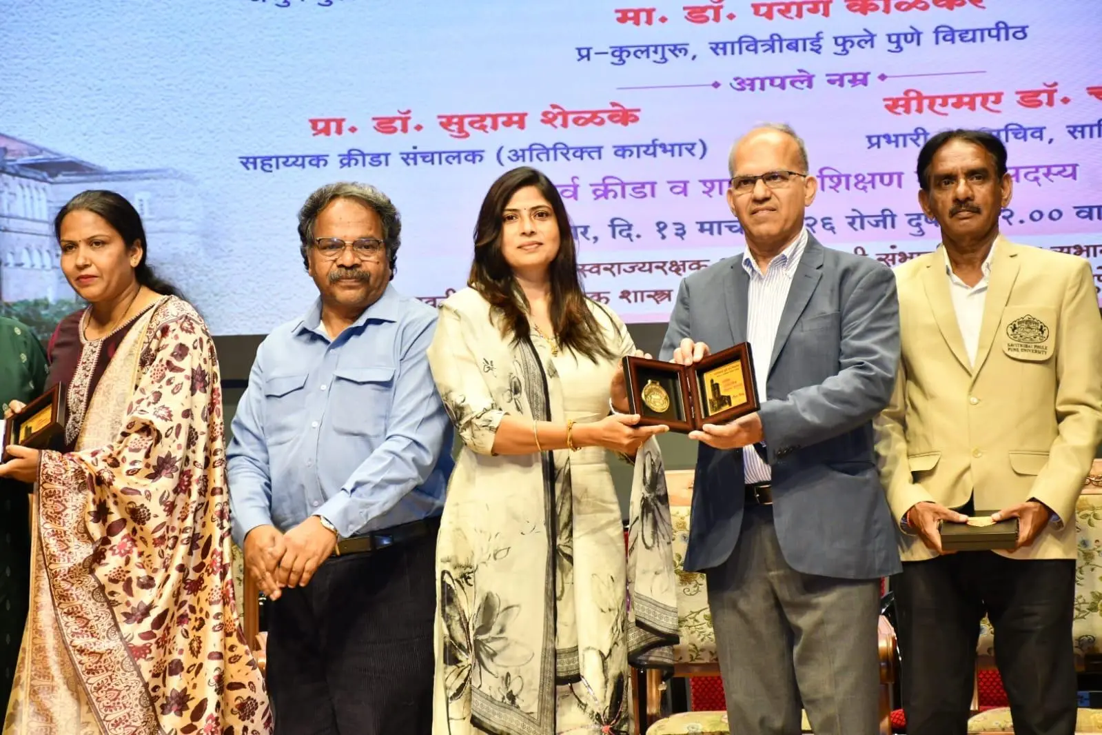शिवछत्रपती पुरस्कार विजेते श्री राजीव जालनापुरकर यांच्या हस्ते राष्ट्रीय खेळाडू डॉ.सुषमा तायडे यांना गौरव मानचिन्ह देऊन सन्मानित